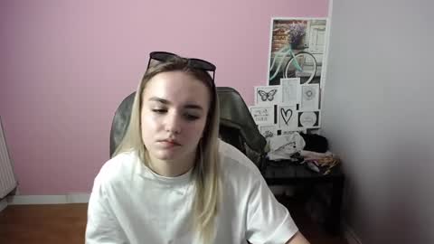 Snapshot of viktoria_lovely chatting on 9, 3, 2025 viktoria_lovely online show from 9, 3, 2025