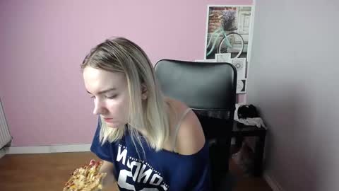 Snapshot of viktoria_lovely chatting on 9, 9, 2025 viktoria_lovely online show from 9, 9, 2025