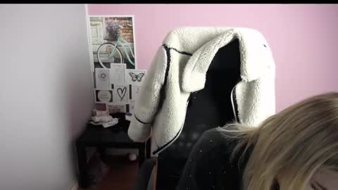 Snapshot of viktoria_lovely chatting on 25, 11, 2025 viktoria_lovely online show from 25, 11, 2025