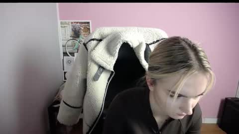 Snapshot of viktoria_lovely chatting on 2, 12, 2025 viktoria_lovely online show from 2, 12, 2025