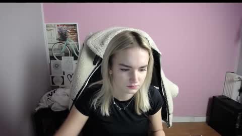 Snapshot of viktoria_lovely chatting on 15, 12, 2025 viktoria_lovely online show from 15, 12, 2025