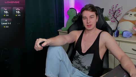 Snapshot of vincent__strong chatting on 12, 9, 2025 Vincent Strong online show from 12, 9, 2025