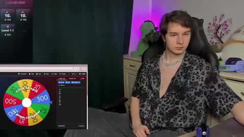 Snapshot of vincent__strong chatting on 19, 10, 2025 Vincent Strong online show from 19, 10, 2025