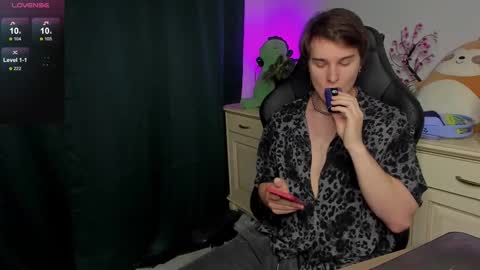 Snapshot of vincent__strong chatting on 26, 10, 2025 Vincent Strong online show from 26, 10, 2025