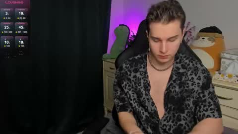 Snapshot of vincent__strong chatting on 4, 12, 2025 Vincent Strong online show from 4, 12, 2025