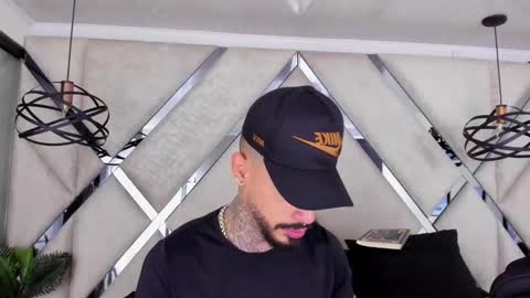 Snapshot of vinzenzrizzo chatting on 6, 11, 2025 ---Vinzen--- online show from 6, 11, 2025