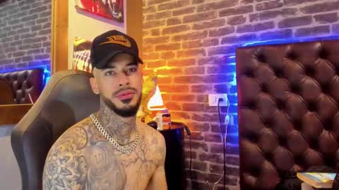 Snapshot of vinzenzrizzo chatting on 18, 12, 2025 ---Vinzen--- online show from 18, 12, 2025