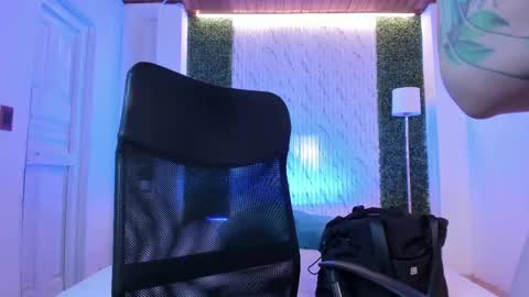 Violett  Everyday From 0530 to 1430 Col Time online show from 17, 9, 2025