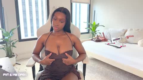 Snapshot of violet6xft chatting on 2, 2, 2025 Fantasy Black Girl online show from 2, 2, 2025