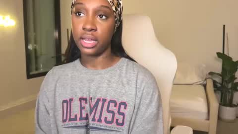 Snapshot of violet6xft chatting on 11, 2, 2025 Fantasy Black Girl online show from 11, 2, 2025