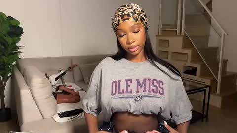 Snapshot of violet6xft chatting on 4, 11, 2025 Fantasy Black Girl online show from 4, 11, 2025