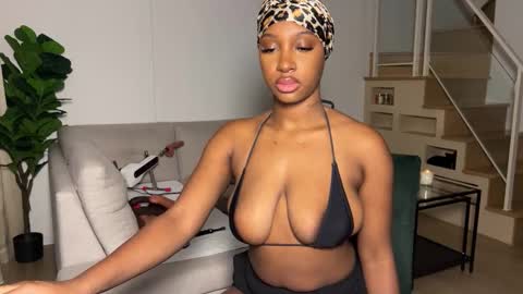 Snapshot of violet6xft chatting on 11, 11, 2025 Fantasy Black Girl online show from 11, 11, 2025