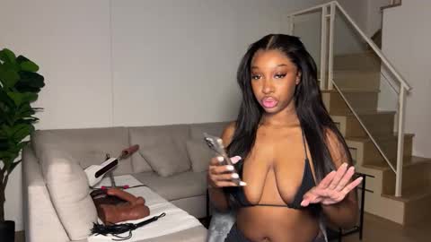 Snapshot of violet6xft chatting on 18, 11, 2025 Fantasy Black Girl online show from 18, 11, 2025
