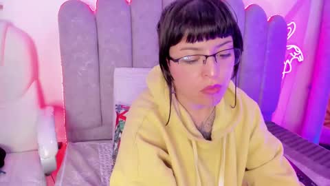 Snapshot of violet_bennett_ chatting on 4, 3, 2025 Violet online show from 4, 3, 2025
