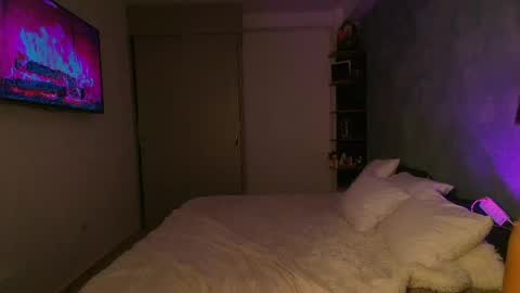 Violet independent model online show from 26, 4, 2026