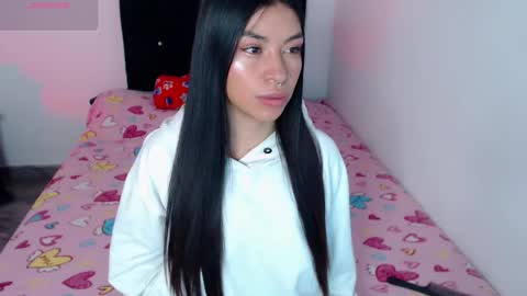 Snapshot of violett_flowers chatting on 8, 9, 2025 violeta  online show from 8, 9, 2025