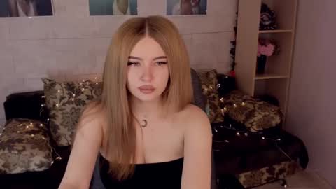 Snapshot of violettaotis chatting on 3, 1, 2025 ViolettaOtis online show from 3, 1, 2025