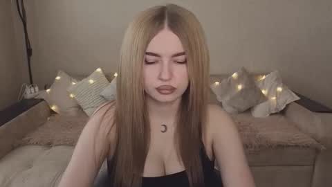 Snapshot of violettaotis chatting on 3, 10, 2025 ViolettaOtis online show from 3, 10, 2025