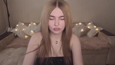 Snapshot of violettaotis chatting on 22, 10, 2025 ViolettaOtis online show from 22, 10, 2025