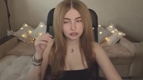 Snapshot of violettaotis chatting on 3, 11, 2025 ViolettaOtis online show from 3, 11, 2025