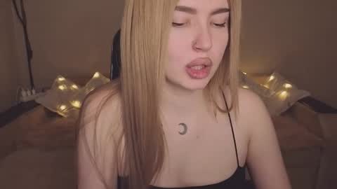 Snapshot of violettaotis chatting on 3, 12, 2025 ViolettaOtis online show from 3, 12, 2025