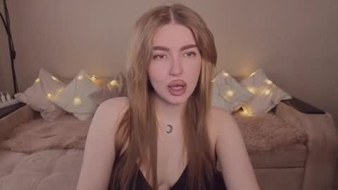 Snapshot of violettaotis chatting on 8, 4, 2026 ViolettaOtis online show from 8, 4, 2026