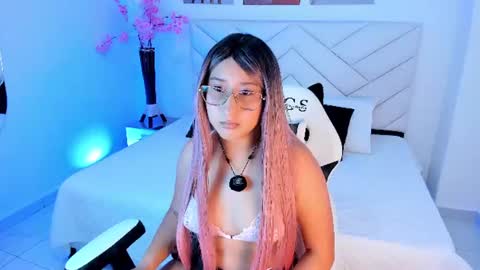 Snapshot of violette33 chatting on 8, 7, 2026 Violette online show from 8, 7, 2026