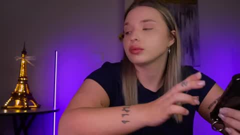 Snapshot of viollasinzz chatting on 23, 2, 2025 Violla online show from 23, 2, 2025