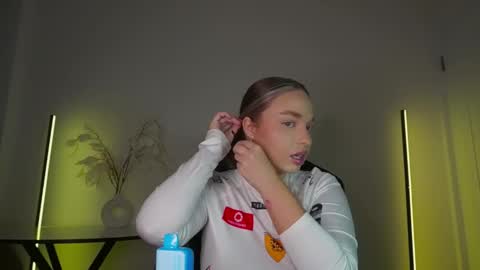 Snapshot of viollasinzz chatting on 17, 10, 2025 Violla online show from 17, 10, 2025