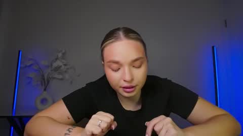 Snapshot of viollasinzz chatting on 4, 11, 2025 Violla online show from 4, 11, 2025