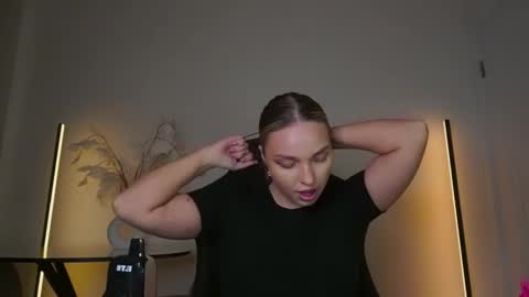 Snapshot of viollasinzz chatting on 25, 11, 2025 Violla online show from 25, 11, 2025