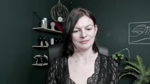 Vivian online show from 23, 4, 2026