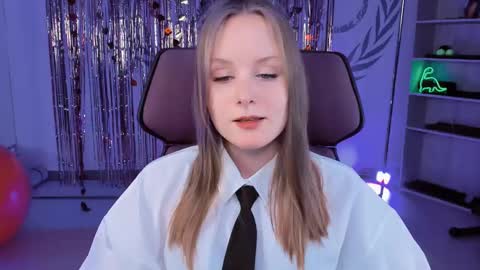 Snapshot of vivienleeigh chatting on 8, 3, 2025 Vivien online show from 8, 3, 2025