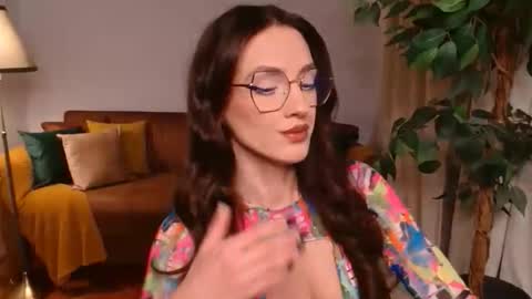 Snapshot of vivienneclement chatting on 2, 12, 2025 Vivienne online show from 2, 12, 2025