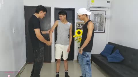 Snapshot of voyeurism_guys chatting on 22, 4, 2026 voyeurism_guys online show from 22, 4, 2026