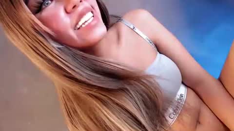 Isla Fox online show from 19, 9, 2025