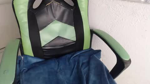 Snapshot of we_n_you chatting on 22, 12, 2025 Trixie 3 online show from 22, 12, 2025