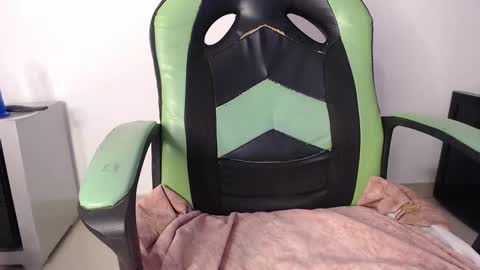 Snapshot of we_n_you chatting on 2, 2, 2026 Trixie 3 online show from 2, 2, 2026