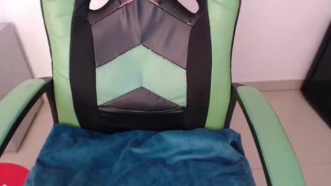 Snapshot of we_n_you chatting on 5, 2, 2026 Trixie 3 online show from 5, 2, 2026