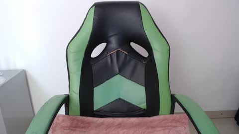 Snapshot of we_n_you chatting on 20, 2, 2026 Trixie 3 online show from 20, 2, 2026