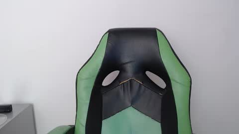 Snapshot of we_n_you chatting on 27, 2, 2026 Trixie 3 online show from 27, 2, 2026