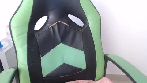 Snapshot of we_n_you chatting on 13, 4, 2026 Trixie 3 online show from 13, 4, 2026