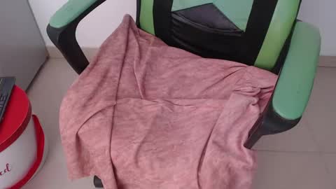 Snapshot of we_n_you chatting on 15, 4, 2026 Trixie 3 online show from 15, 4, 2026