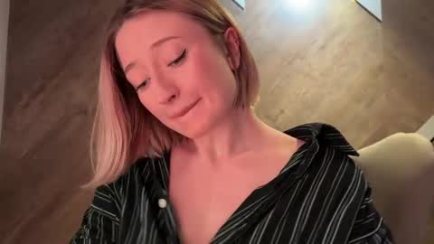 Snapshot of wendy_amber chatting on 5, 6, 2026 Daisy online show from 5, 6, 2026