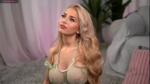 Snapshot of whitneyandrews chatting on 13, 11, 2025 whitneyandrews online show from 13, 11, 2025