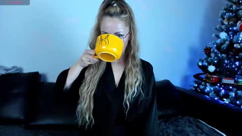 Snapshot of whitneypunnch chatting on 15, 12, 2025 whitneypunnch online show from 15, 12, 2025