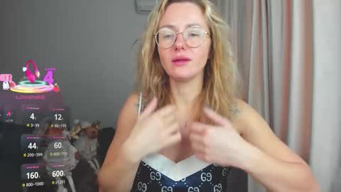 Snapshot of whitneypunnch chatting on 18, 12, 2025 whitneypunnch online show from 18, 12, 2025