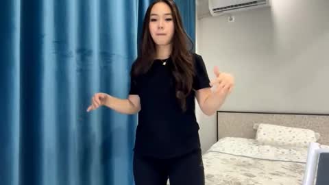 Snapshot of winterluchini chatting on 12, 11, 2025 Amina online show from 12, 11, 2025