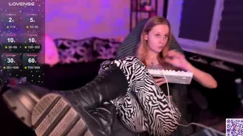 Snapshot of worldofllove chatting on 14, 11, 2025 Arnika and Simon online show from 14, 11, 2025