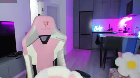 Emi online show from 8, 9, 2025